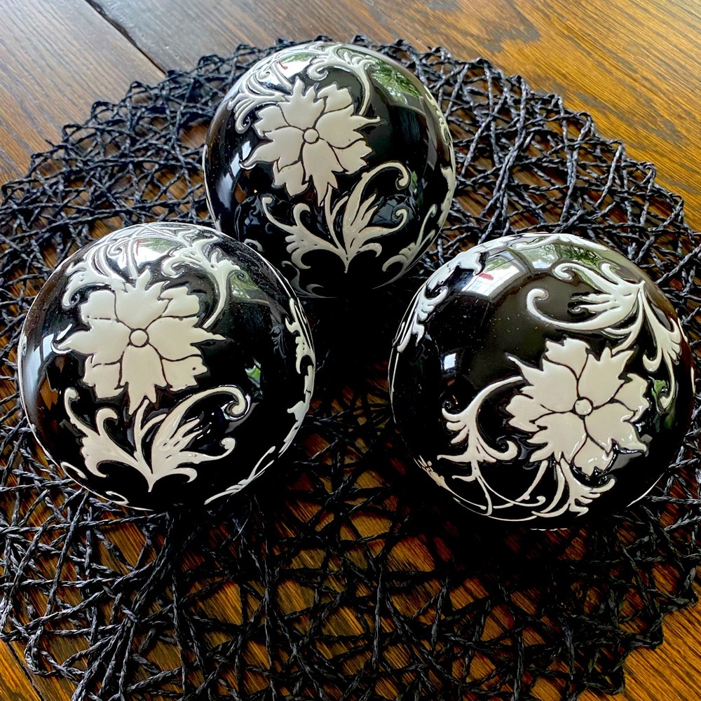 3 glass decor balls